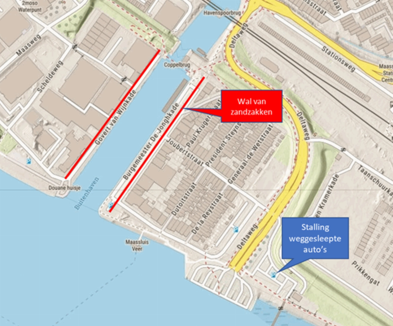 Zandzakken vanwege hoogwater in Maassluis